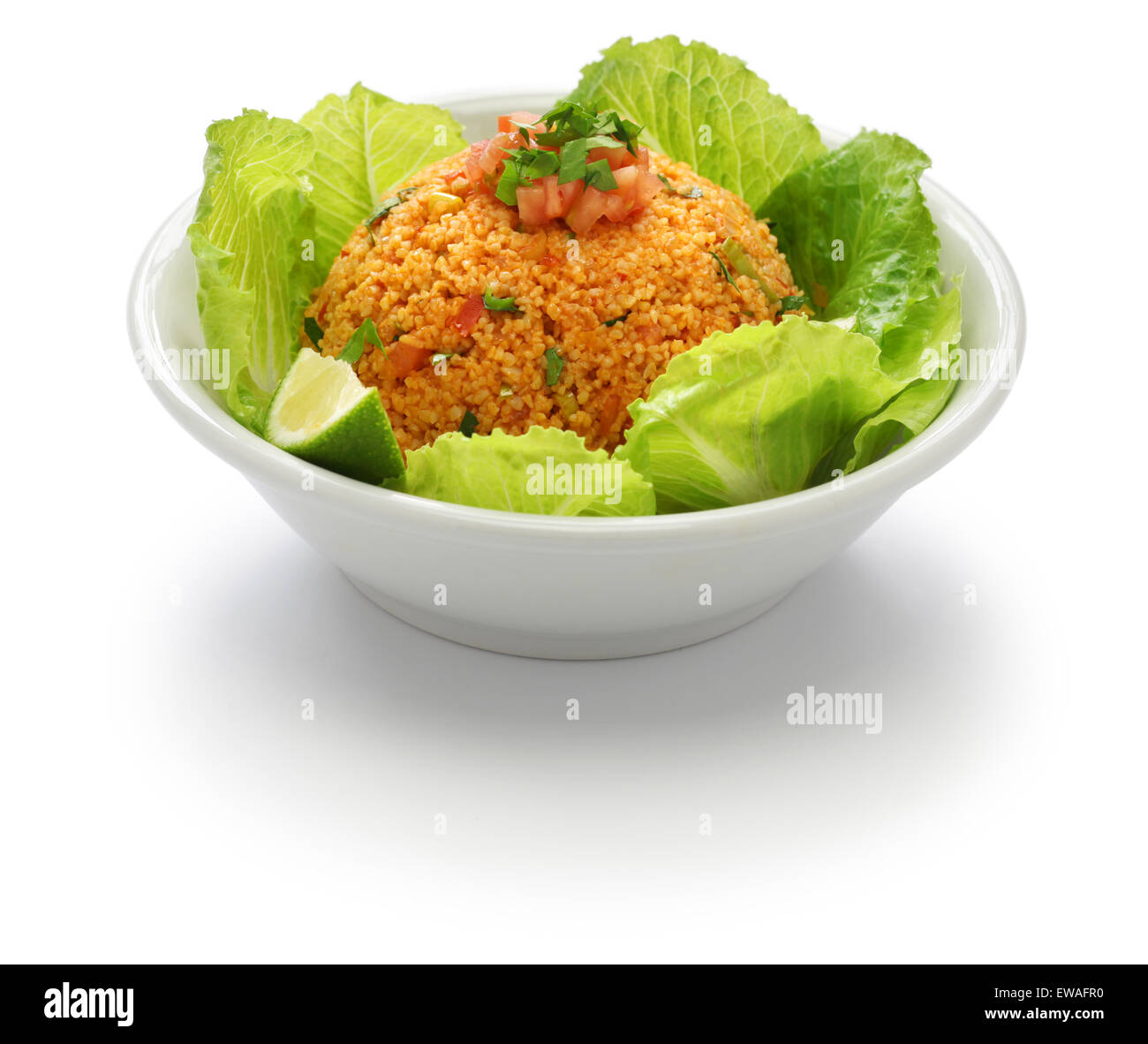 Kisir, boulgour salade, cuisine turque, la nourriture végétarienne isolé sur fond blanc Banque D'Images
