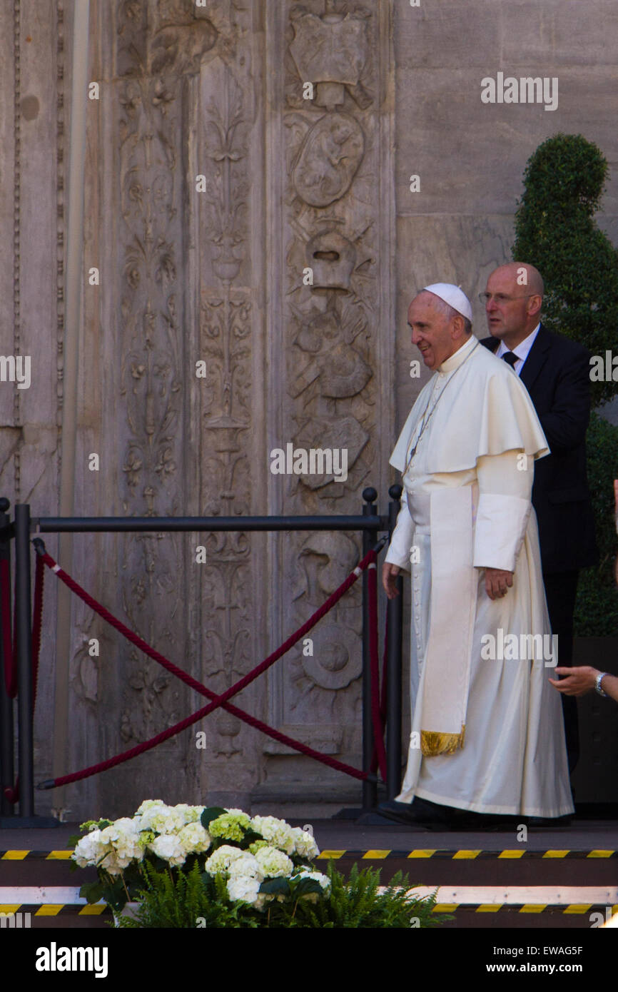 Turin, Italie, 21 juin 2015. Pape Francis entre dans la Cathédrale de Turin à vénérer le Saint Suaire. Banque D'Images