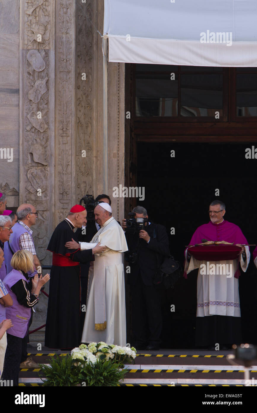 Turin, Italie, 21 juin 2015. Le pape François (au centre) est accueilli en face de la Cathédrale de Turin par le Cardinal Severino Poletto (à gauche). Le pape François a visité Turin à vénérer le Saint Suaire. Banque D'Images