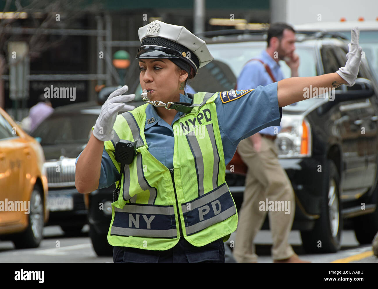 La ville de New York une femme agent de police de la circulation des voitures de direction à l'East 34th Street et Park Avenue, à New York. Banque D'Images