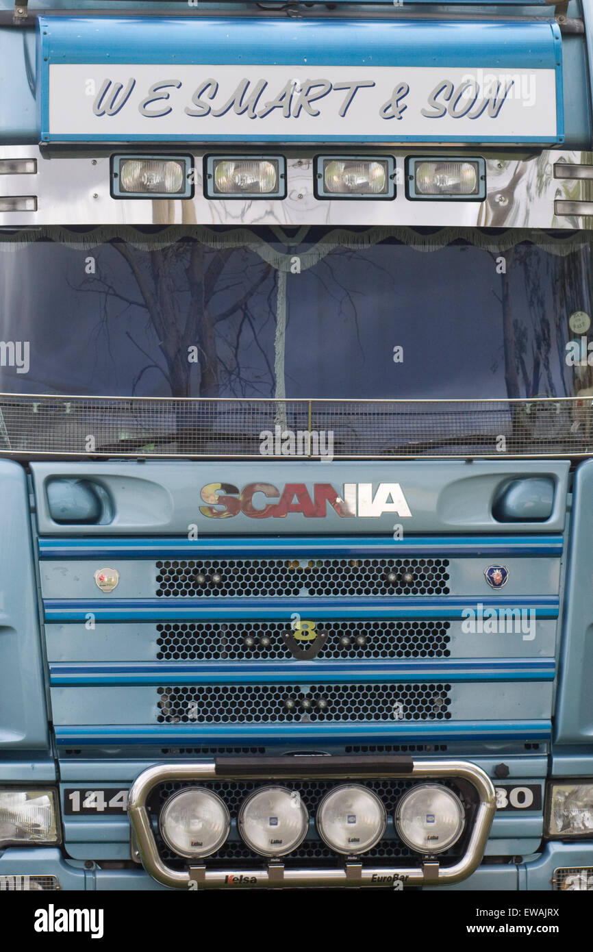 Avant d'un camion Scania montrant l'éclairage et grill Banque D'Images