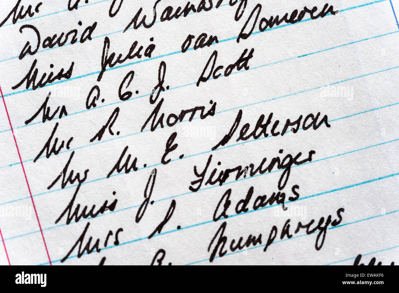 Close-up d'une liste manuscrite des noms dans un vieux livre de comptes Banque D'Images
