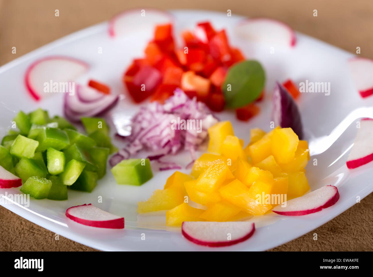 Les légumes frais, haché sur plaque blanche pour la salade Banque D'Images