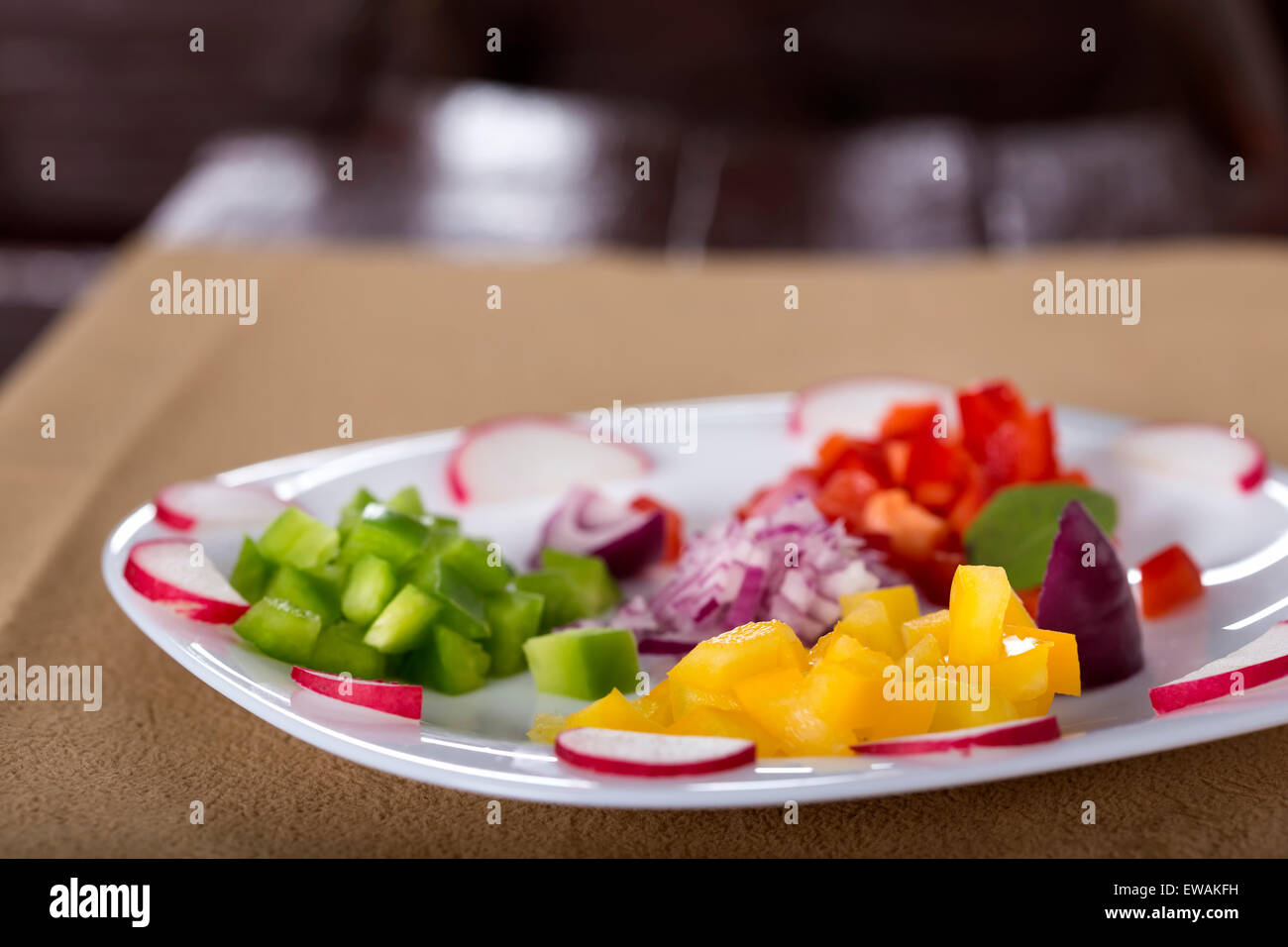 Les légumes frais, haché sur plaque blanche pour la salade Banque D'Images
