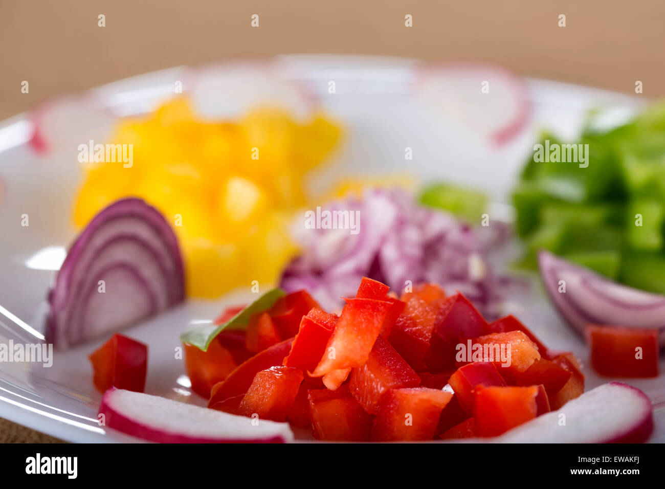 Close up de certains légumes frais, haché sur plaque blanche pour la salade Banque D'Images
