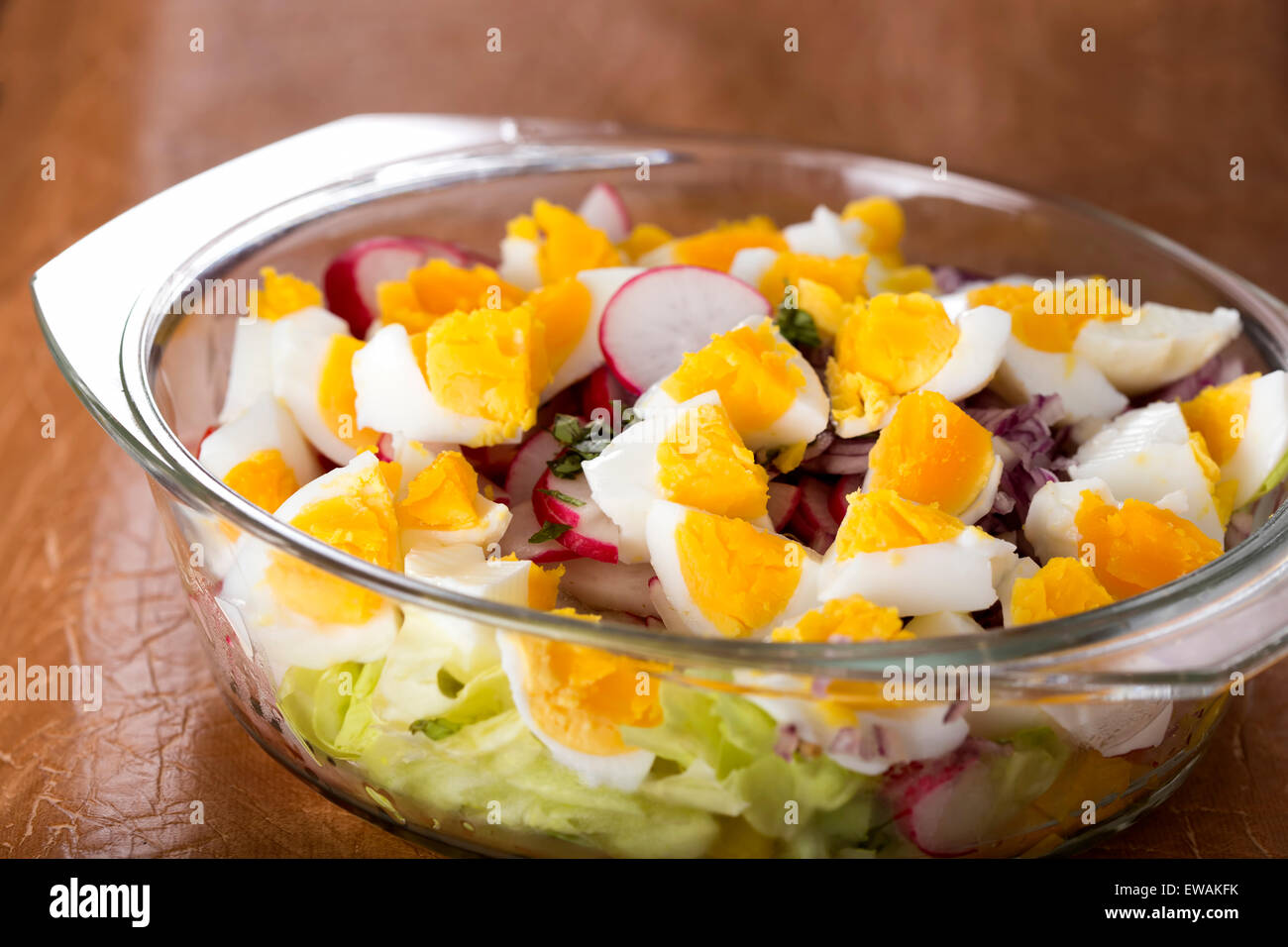 Close up d'un peu de salade mixte avec oeuf Banque D'Images