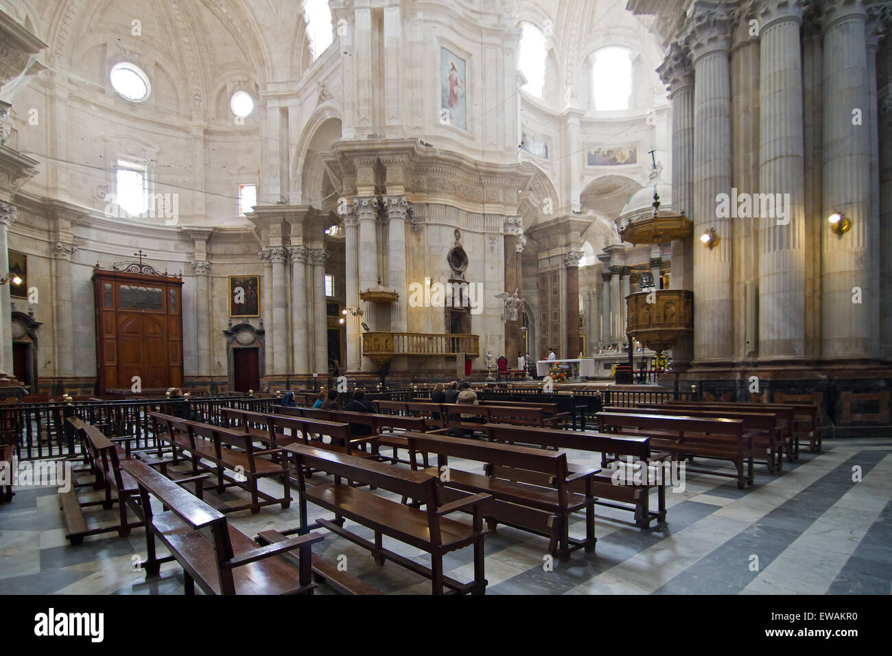 Une vue de l'intérieur de la Cathédrale de Cadix. C'est un tabernacle d'argent massif situé à l'intérieur de l'église. Banque D'Images