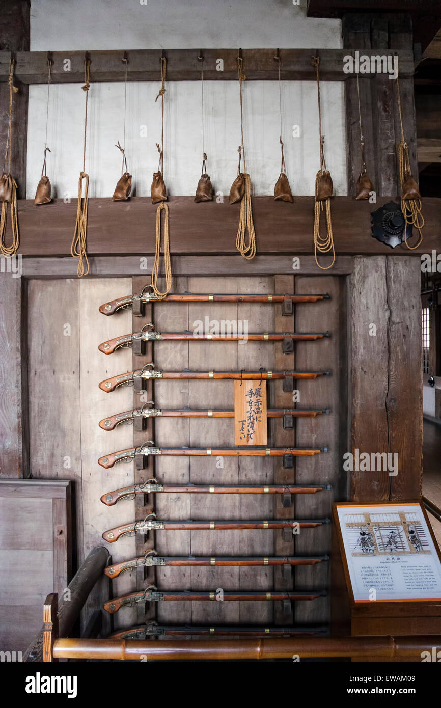 Château de Himeji, Japon. Intérieur de la conserver. Long corridor ouvert avec racks mur d'arquebuses, mousquets et précoce et au-dessus d'eux, les Poids cordée. Banque D'Images