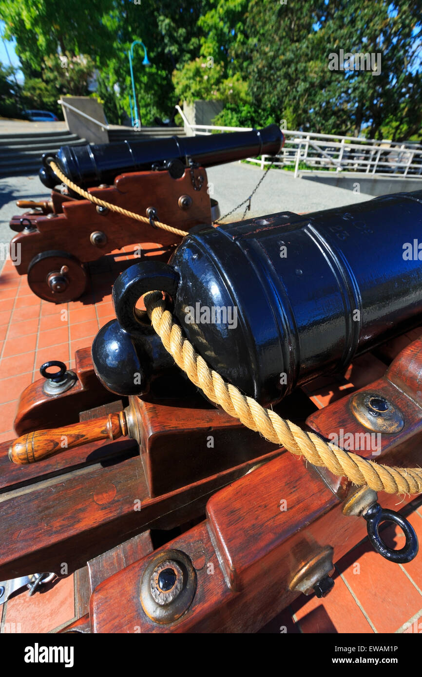 Deux canons 6lb de Pioneer Plaza à côté de l'historique Bastion, Nanaimo, île de Vancouver, Colombie-Britannique Banque D'Images