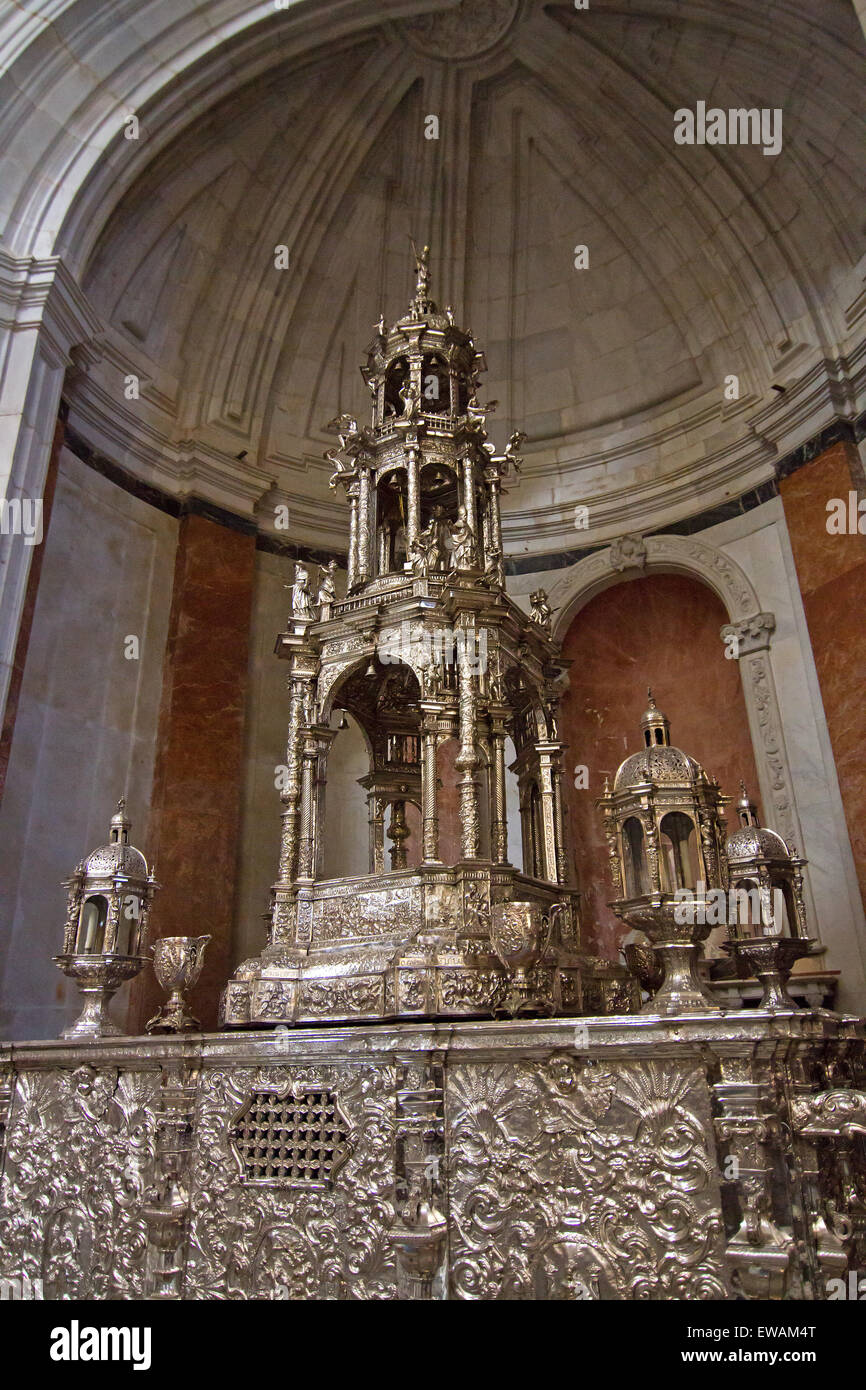 Une vue de l'intérieur de la Cathédrale de Cadix. C'est un tabernacle d'argent massif situé à l'intérieur de l'église. Banque D'Images