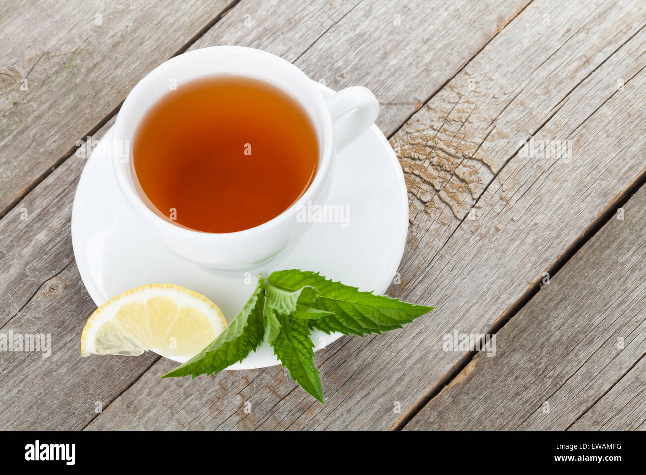 Le thé vert avec du citron et menthe sur fond de table en bois avec copie espace Banque D'Images