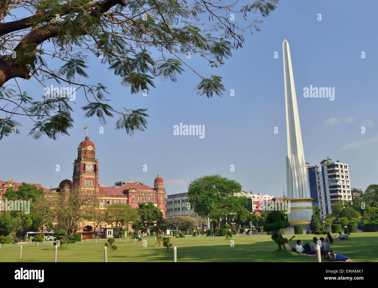 Le Monument de l'indépendance dans le parc Maha Bandula avec l'ancien bâtiment colonial britannique de la haute Cour à Yangon (Rangoon)Myanmar (Birmanie) Banque D'Images
