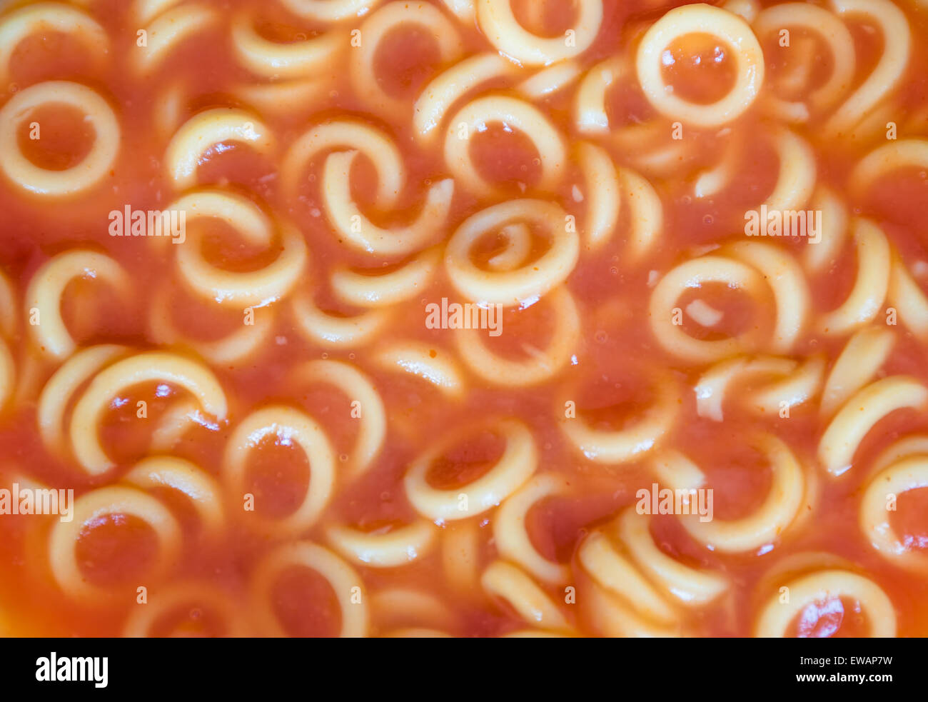 Hoops spaghetti dans une sauce tomate Banque D'Images