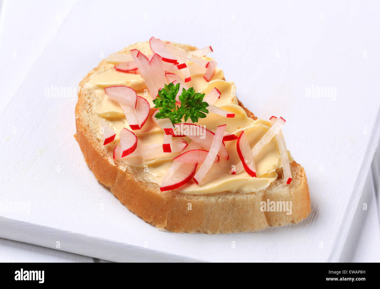 Le pain blanc avec du beurre et des radis haché Photo Stock - Alamy