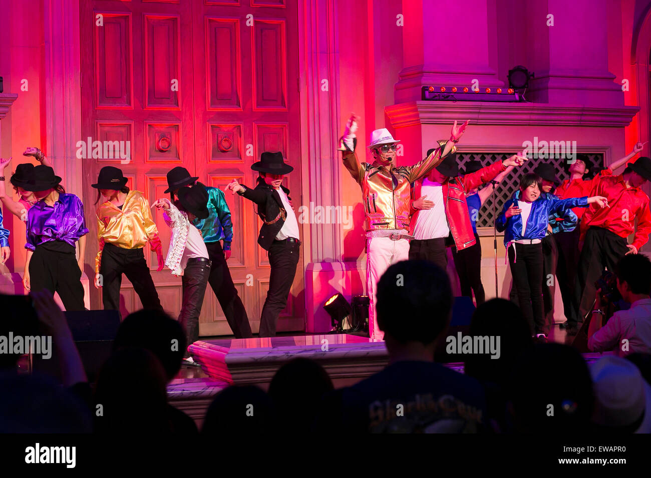 Tokyo, Japon. 21 Juin, 2015. Les gens dansent les chansons de Michael Jackson au cours de la MJ A-Live ! À Odaiba le 21 juin 2015, Tokyo, Japon. MJ A-Live ! Est un hommage annuel à Michael Jackson à Tokyo, où les fans porter des costumes de Michael Jackson et la danse pour les chorégraphies du King of Pop décédé le 25 juin 2009. Credit : Rodrigo Reyes Marin/AFLO/Alamy Live News Banque D'Images