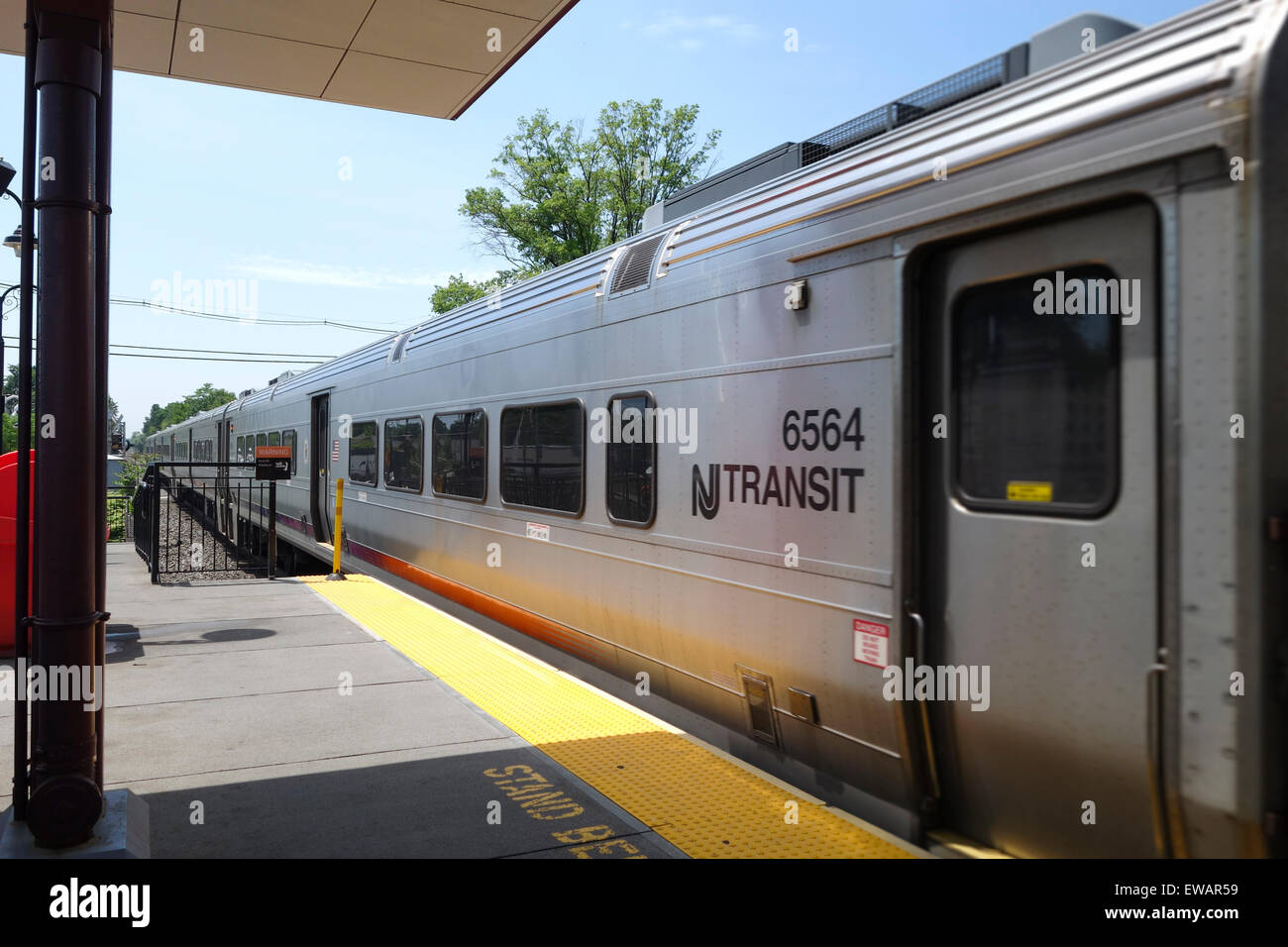 Wagon Train TRansit passant Plauderville Station de Train à Garfield, le transit ferroviaire, New Jersey, USA. Banque D'Images