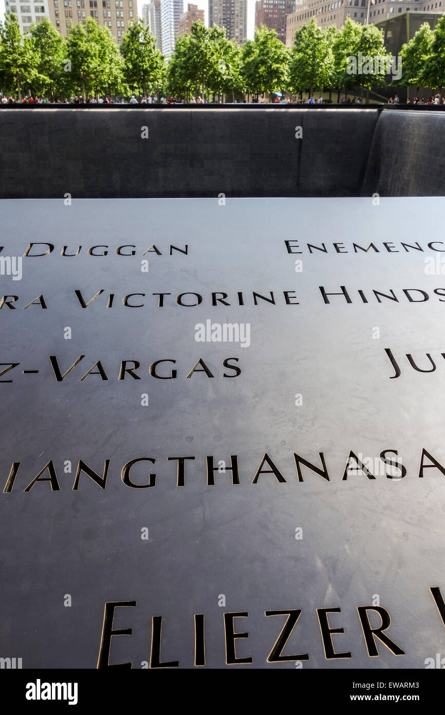 Noms gravés dans des plaques de bronze au niveau national 11 septembre Memorial & Museum, New York City, USA. Banque D'Images