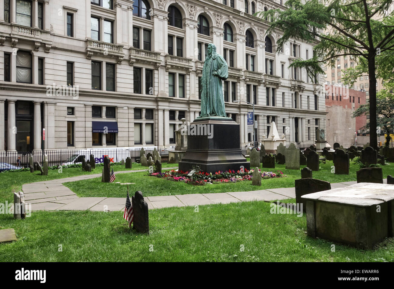 Statue Monument à John Watts dans le cimetière de Trinity Church à New York, Manhattan, USA. Banque D'Images
