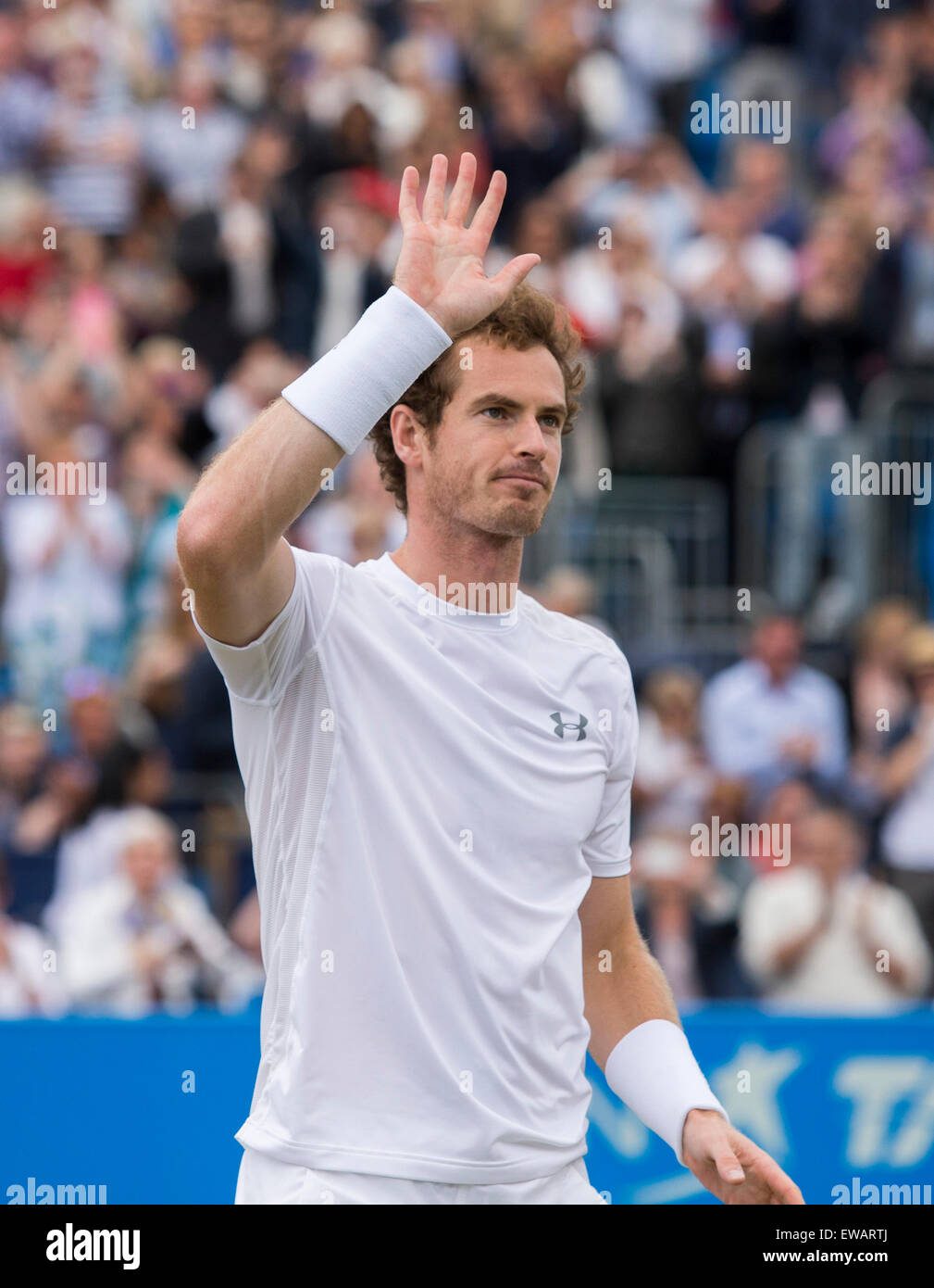 Londres, Royaume-Uni. 21 Juin, 2015. Aegon Tennis Championnat Queens. Andy Murrary (GBR) reconnaît la foule après cette victoire en finale. Credit : Action Plus Sport/Alamy Live News Banque D'Images