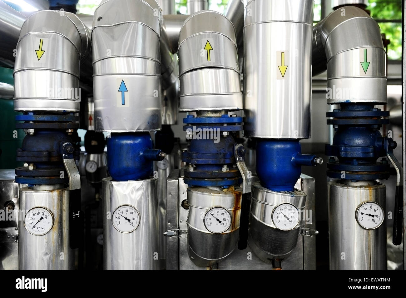 Tourné à l'aide des manomètres industriels et de chauffage à l'intérieur d'une station de chauffage de pipelines Banque D'Images