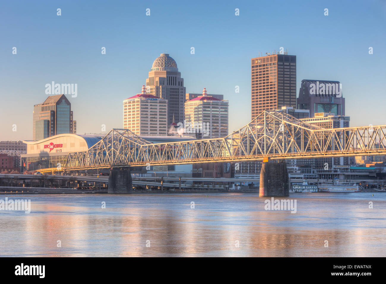 Le George Rogers Clark Memorial pont traverse la rivière Ohio, en face de la skyline de Louisville, Kentucky. Banque D'Images