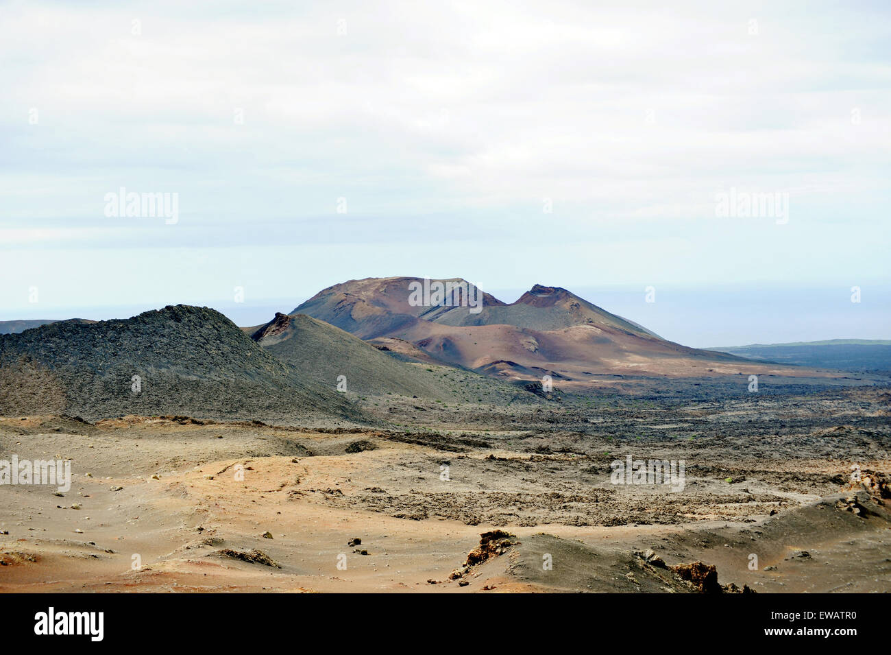 Lanzarote, îles Canaries, Espagne. De vieux cratères volcaniques a éclaté dans les montagnes du Parc naturel de Timanfaya. Banque D'Images