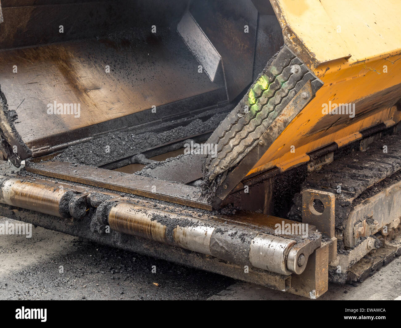 Libre d'asphalt paving machine au travail Banque D'Images