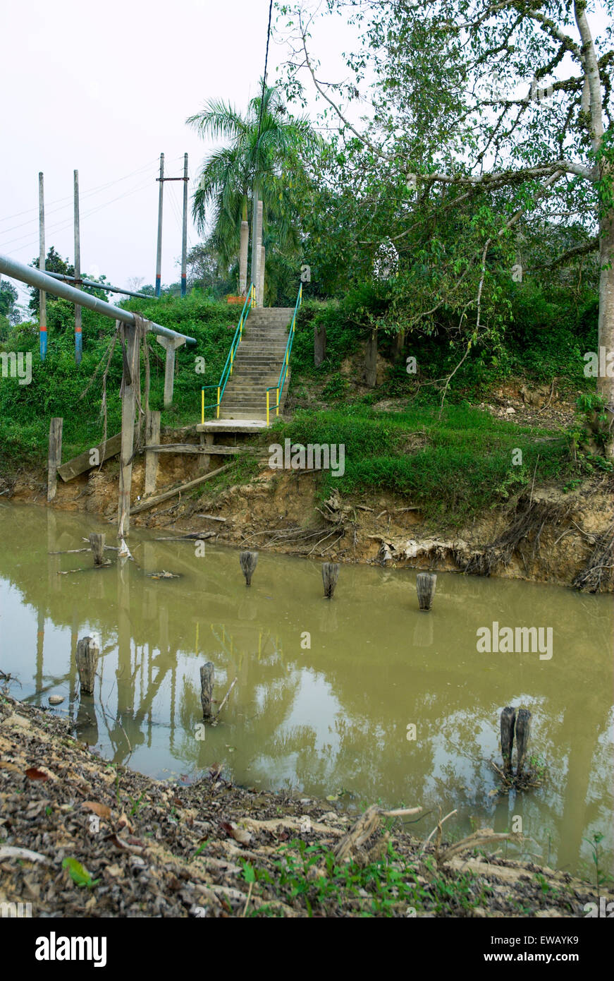 Kelamah Site sur le fleuve, à l'extérieur de Gemas, Malaisie, où les troupes australiennes a détruit un pont-route en 1942. Banque D'Images