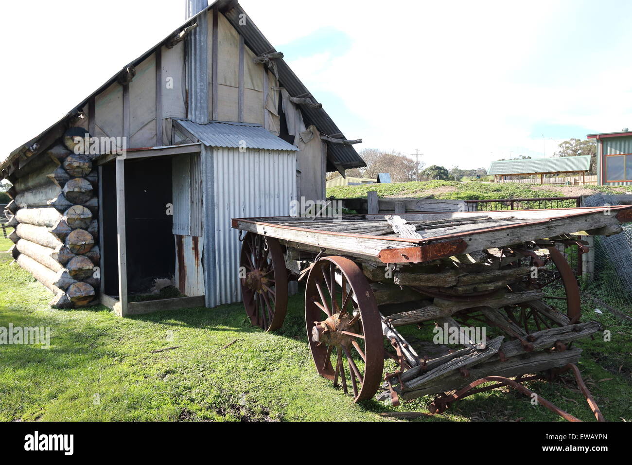 Vieille maison de bois avec charrette en pays Australie Victoria Banque D'Images