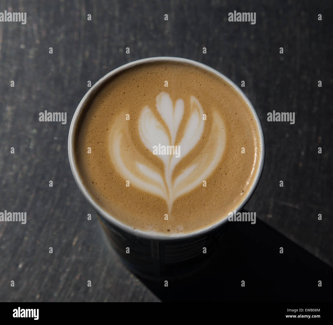 La forme d'une feuille sur le dessus d'une tasse de café à emporter dans la mousse souvent donné dans les cafés comme un moyen d'un bon service Banque D'Images