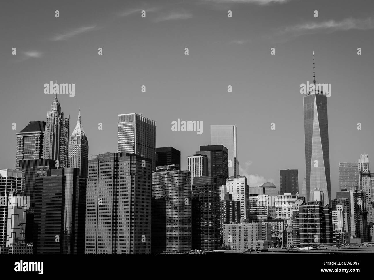 Le bas de la ville de New York Skyline de Brooklyn Bridge en noir et blanc Banque D'Images
