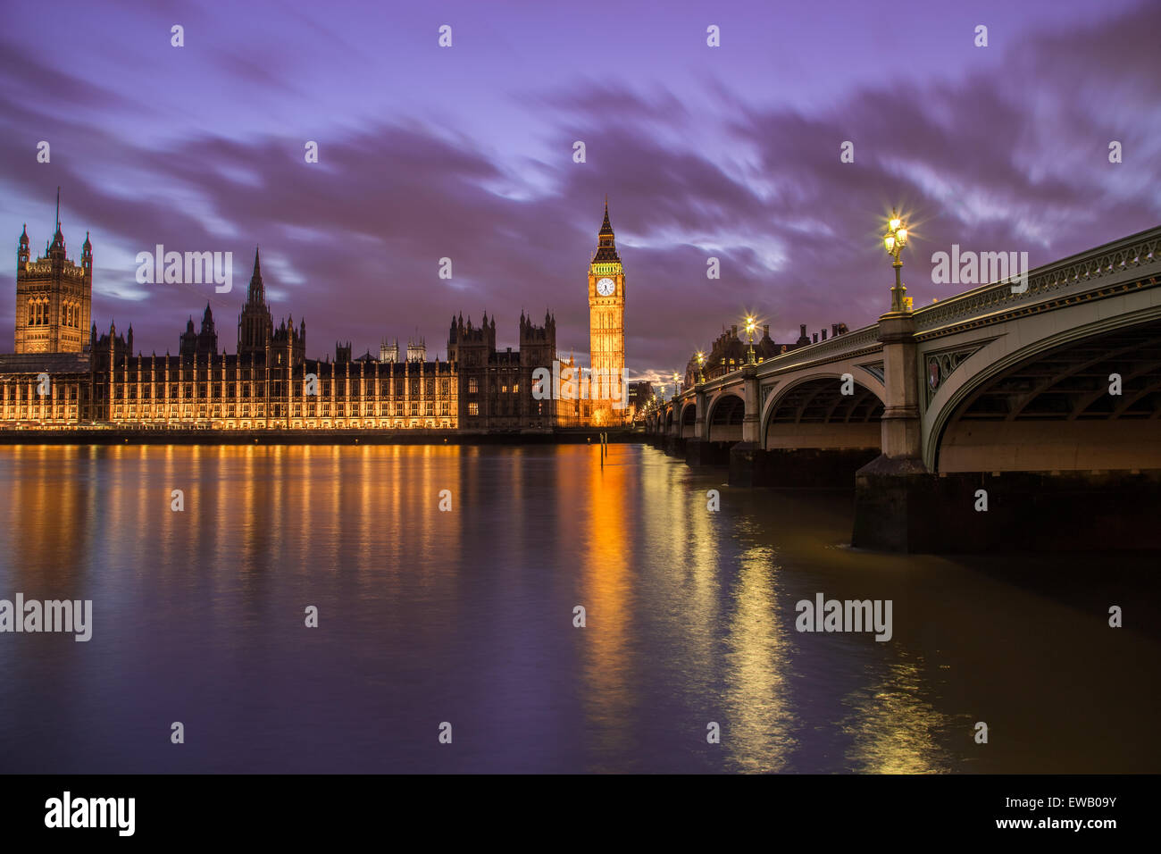 Chambres du Parlement de l'autre côté de la Tamise au crépuscule. Partie de Westminster Bridge peut être vu. Banque D'Images