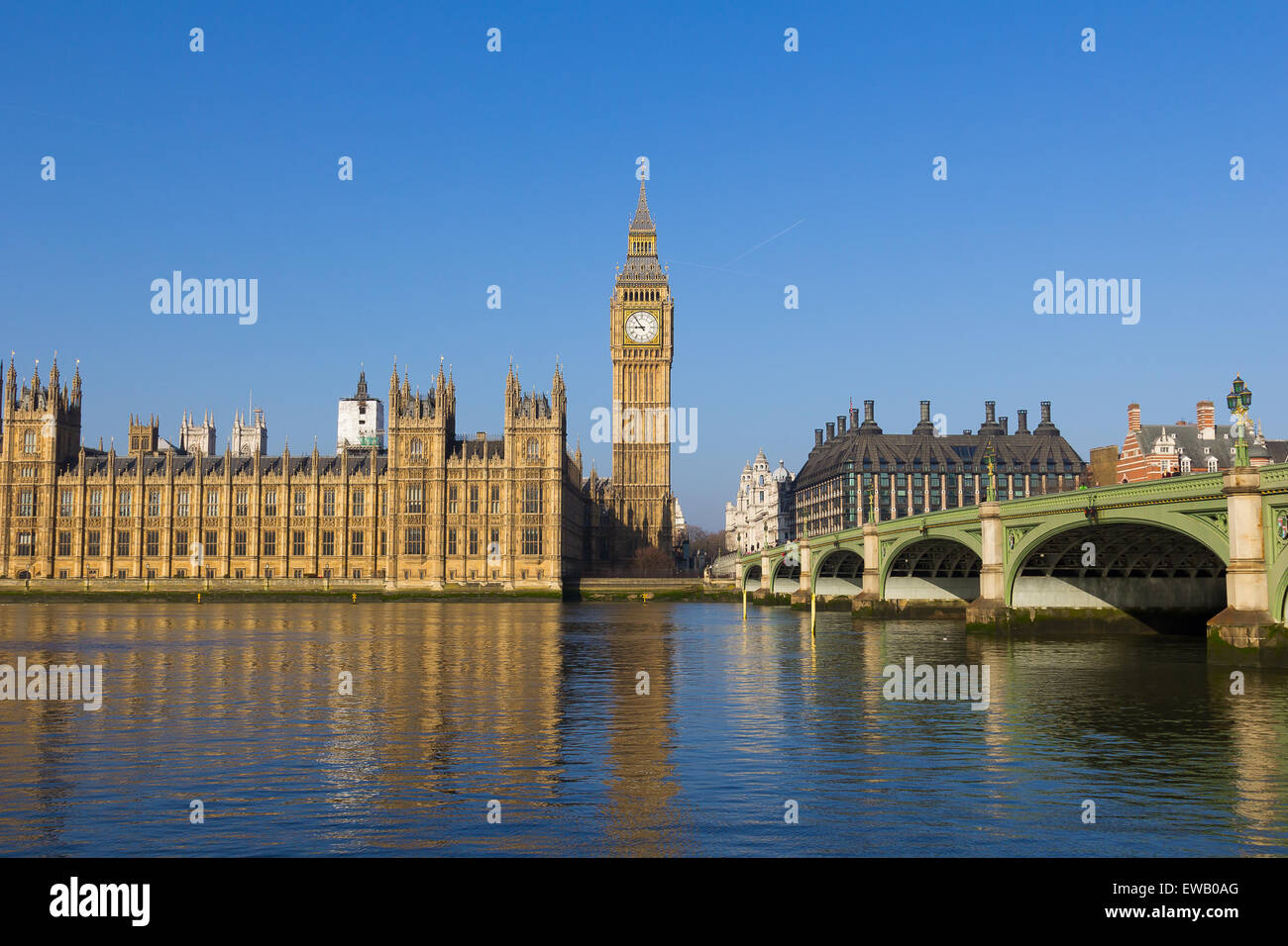Chambres du Parlement et le pont de Westminster au cours d'un jour clair brillant avec reflets dans l'eau Banque D'Images