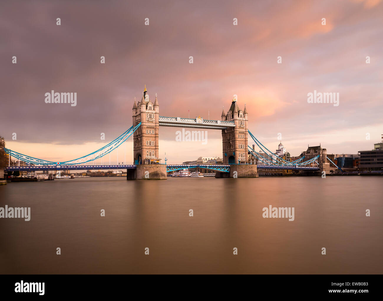 Tower Bridge au coucher du Soleil prises avec une longue exposition. Il y a copie de l'espace sur l'image. Banque D'Images