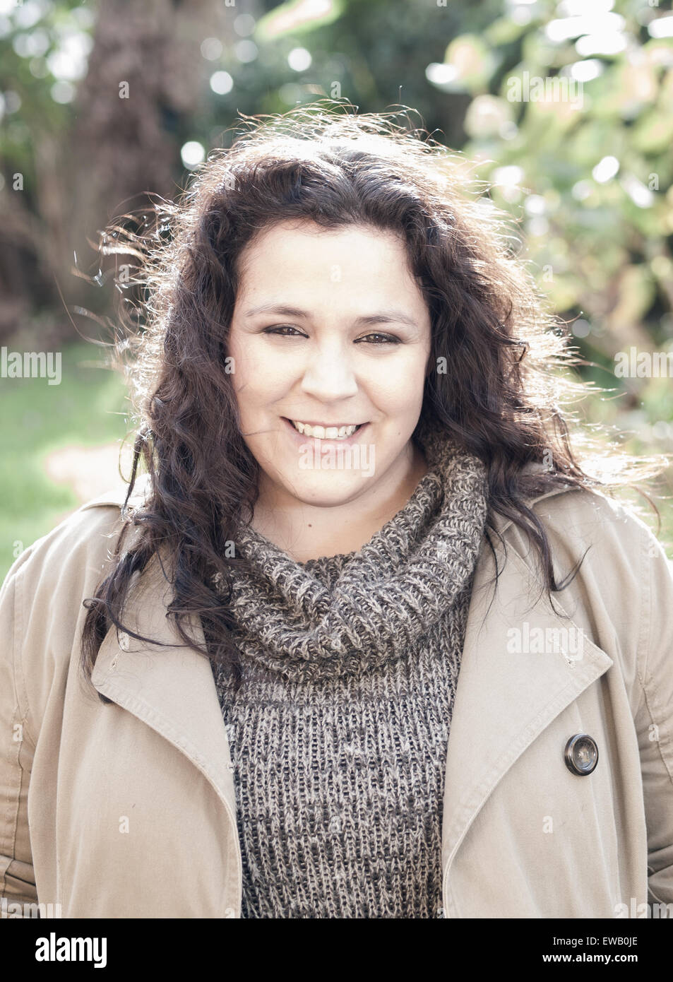 Femme avec un grand sourire à l'extérieur Banque D'Images