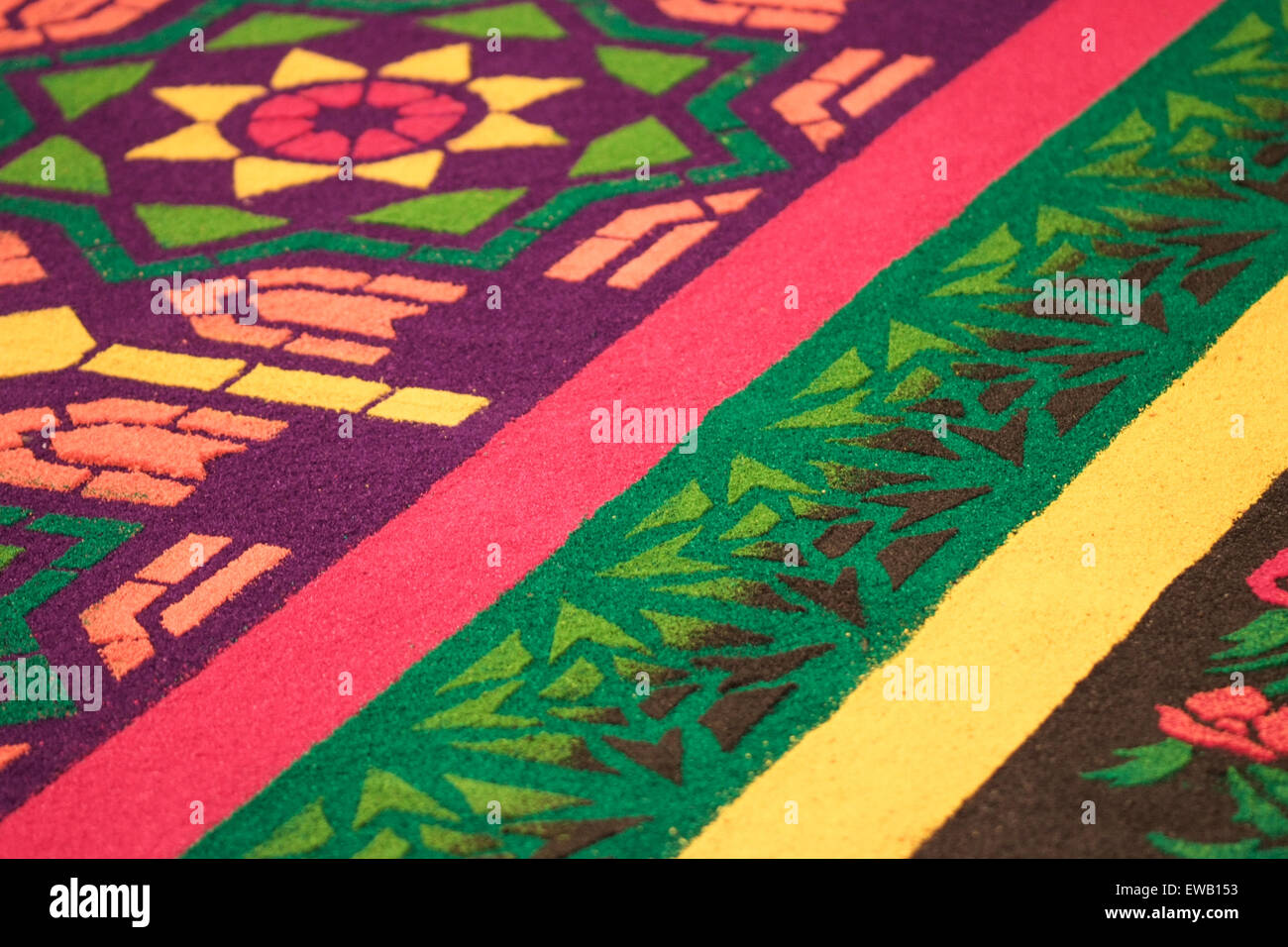 Sable de couleur forme un motif complexe sur le plancher d'une célébration de l'église à Antigua, au Guatemala. Banque D'Images