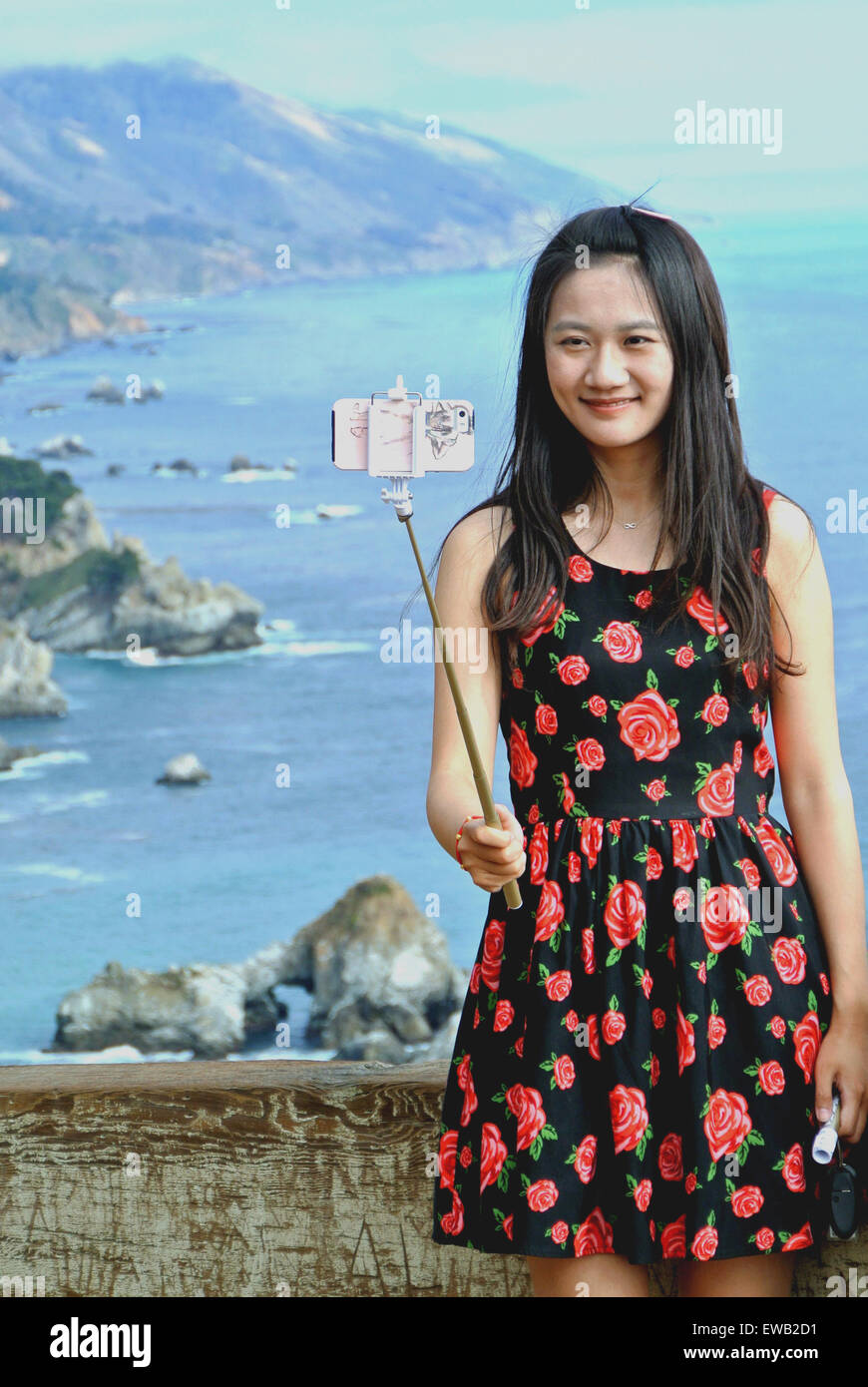 Jolie pose de touristes chinois pour un long de l'autoroute 1 Selfies sur la côte californienne de big sur Banque D'Images