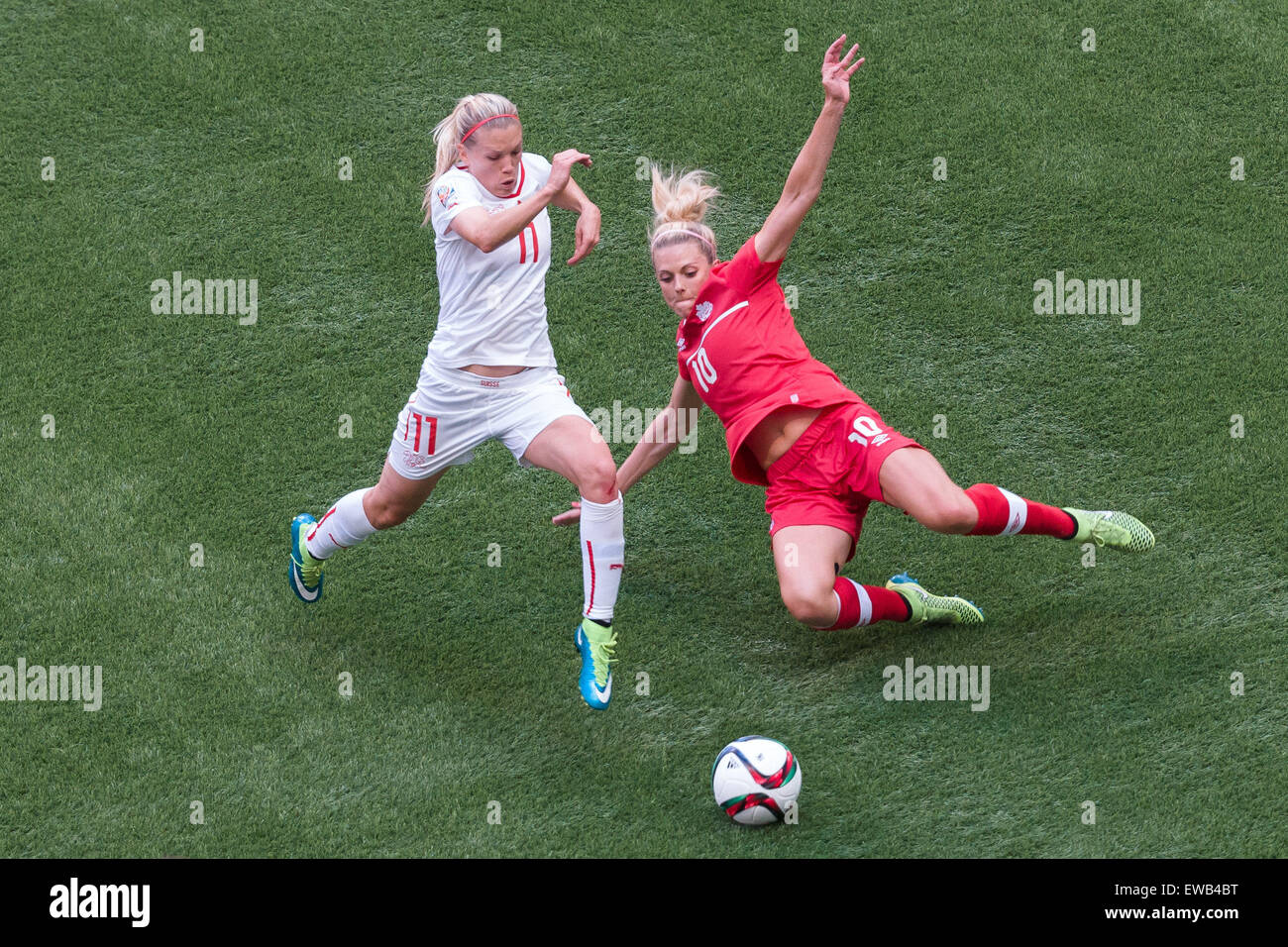 Vancouver, Canada. 21 Juin, 2015. Lara DICKENMANN de Suisse et Lauren SESSELMANN du Canada en compétition pour la balle au cours d'une série de 16 match entre le Canada et la Suisse lors de la Coupe du Monde féminine de la FIFA Canada 2015 au BC Place Stadium le 21 juin 2015 à Vancouver, Canada. Le Canada a gagné 1-0. Credit : Cal Sport Media/Alamy Live News Banque D'Images