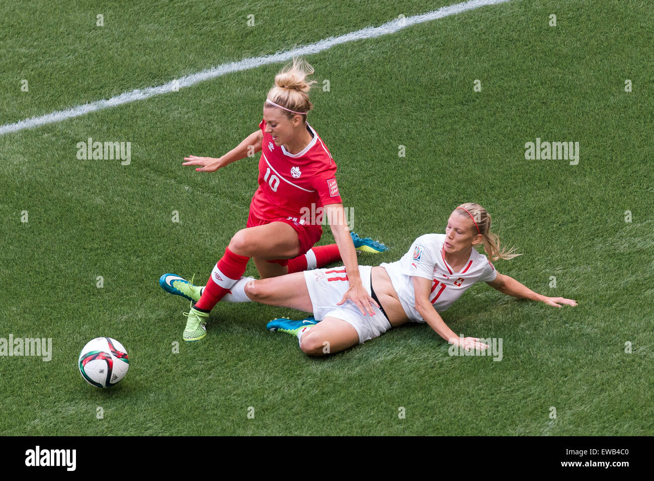 Vancouver, Canada. 21 Juin, 2015. Lauren SESSELMANN du Canada et Lara DICKENMANN de Suisse en compétition pour l'ballduring une série de 16 match entre le Canada et la Suisse à la Coupe du Monde féminine de la FIFA Canada 2015 au BC Place Stadium le 21 juin 2015 à Vancouver, Canada. Le Canada a gagné 1-0. Credit : Cal Sport Media/Alamy Live News Banque D'Images