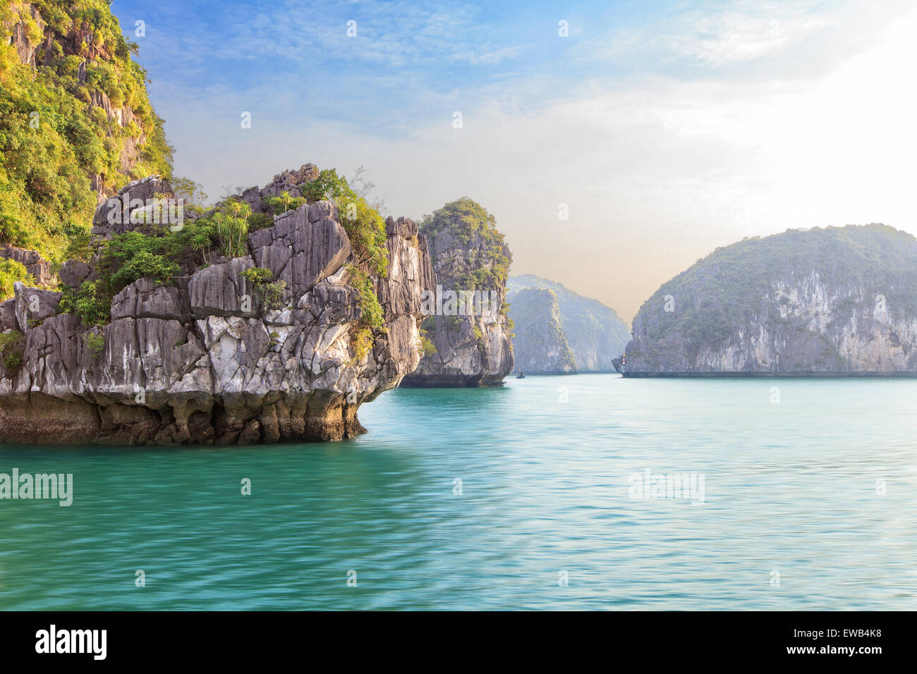 Paysage marin de la Baie d'Halong, Vietnam Banque D'Images