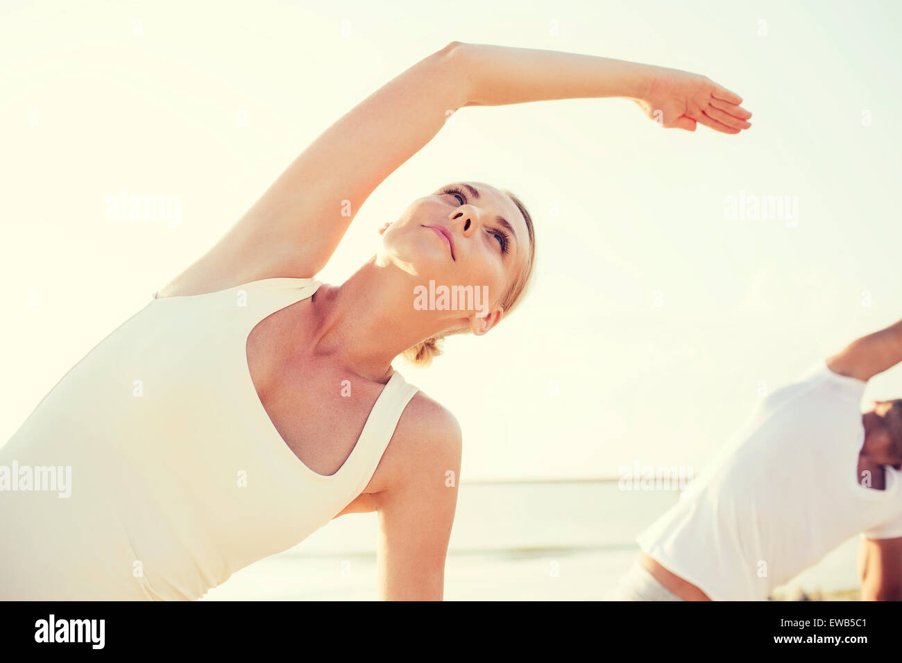 Close up of couple faisant les exercices de yoga en plein air Banque D'Images