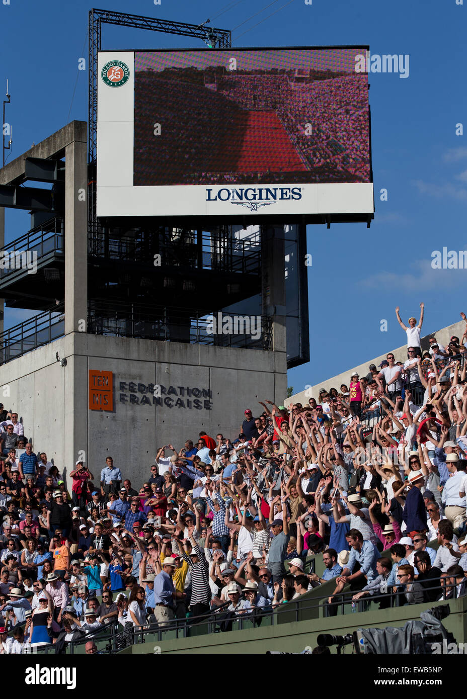 Spectateurs célébrer sur le Court Suzanne Lenglen Tennis - Open de France Banque D'Images