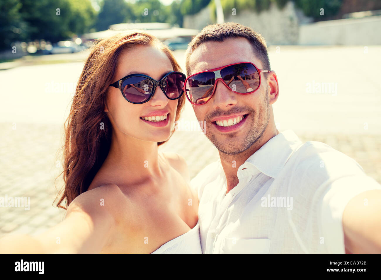 Smiling couple wearing sunglasses décisions selfies Banque D'Images