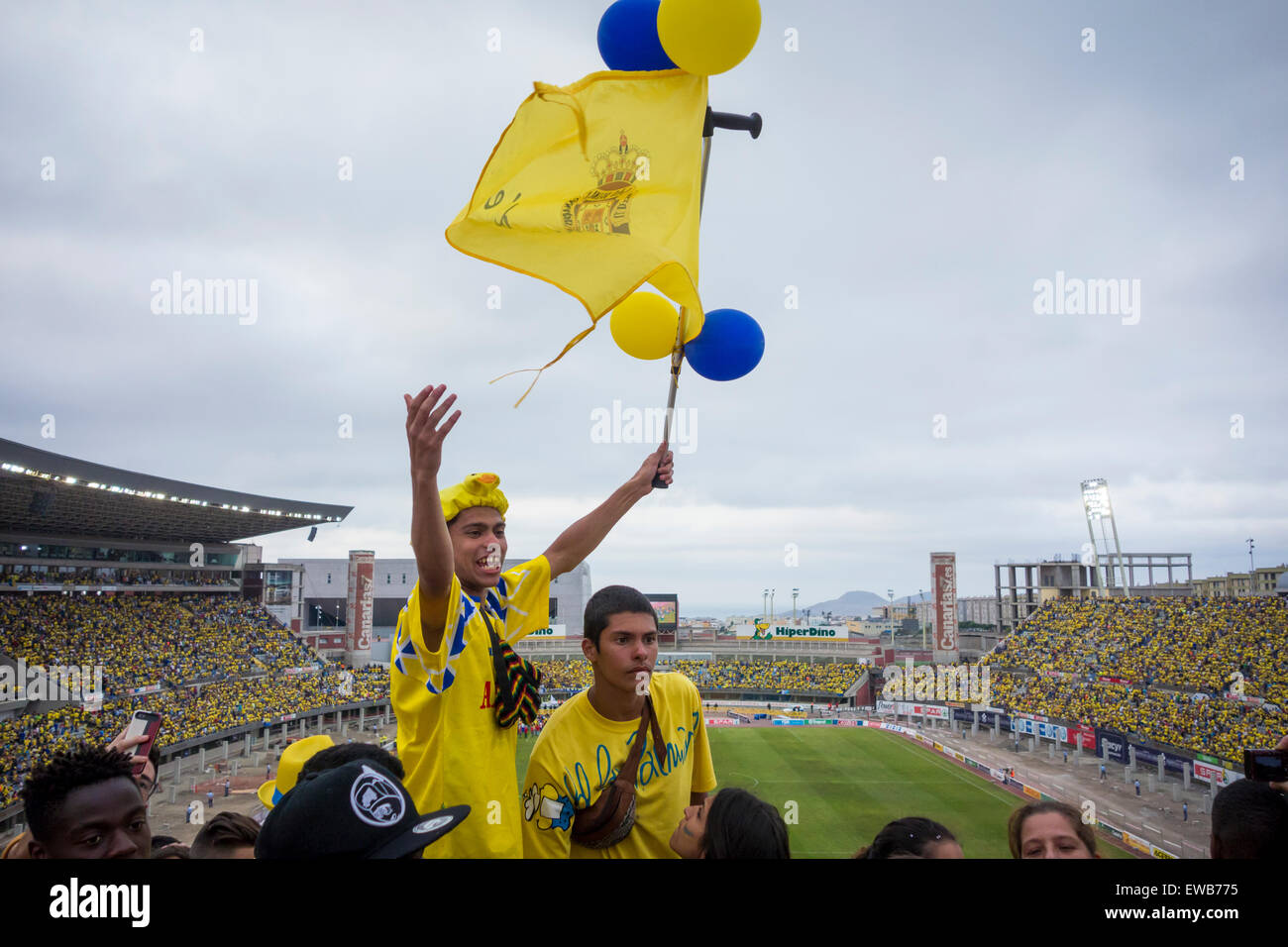 Las Palmas, Gran Canaria, Îles Canaries, Espagne. 21 Juin, 2015. Foot : Las Palmas fans célébrer followinf de sifflet final de l'équipe gagner en promotion à un deuxième tour des play-off jeu pour rejoindre les goûts de Real Madrid et Barcelone dans la première division espagnole la saison prochaine. Credit : ALANDAWSONPHOTOGRAPHY/Alamy Live News Banque D'Images