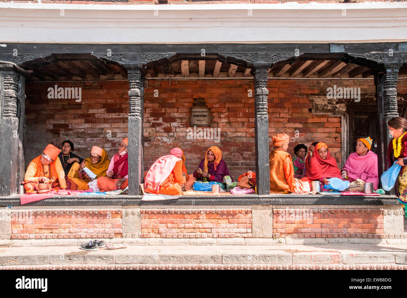 Lors d'un deuil funérailles hindoues au temple de Pashupatinath, un temple hindou situé sur les rives de la rivière Bagmati. Katmandou, Népal Banque D'Images Lors d'un deuil funérailles hindoues au temple de Pashupatinath, un temple hindou situé sur les rives de la rivière Bagmati. Katmandou, Népal Banque D'Images