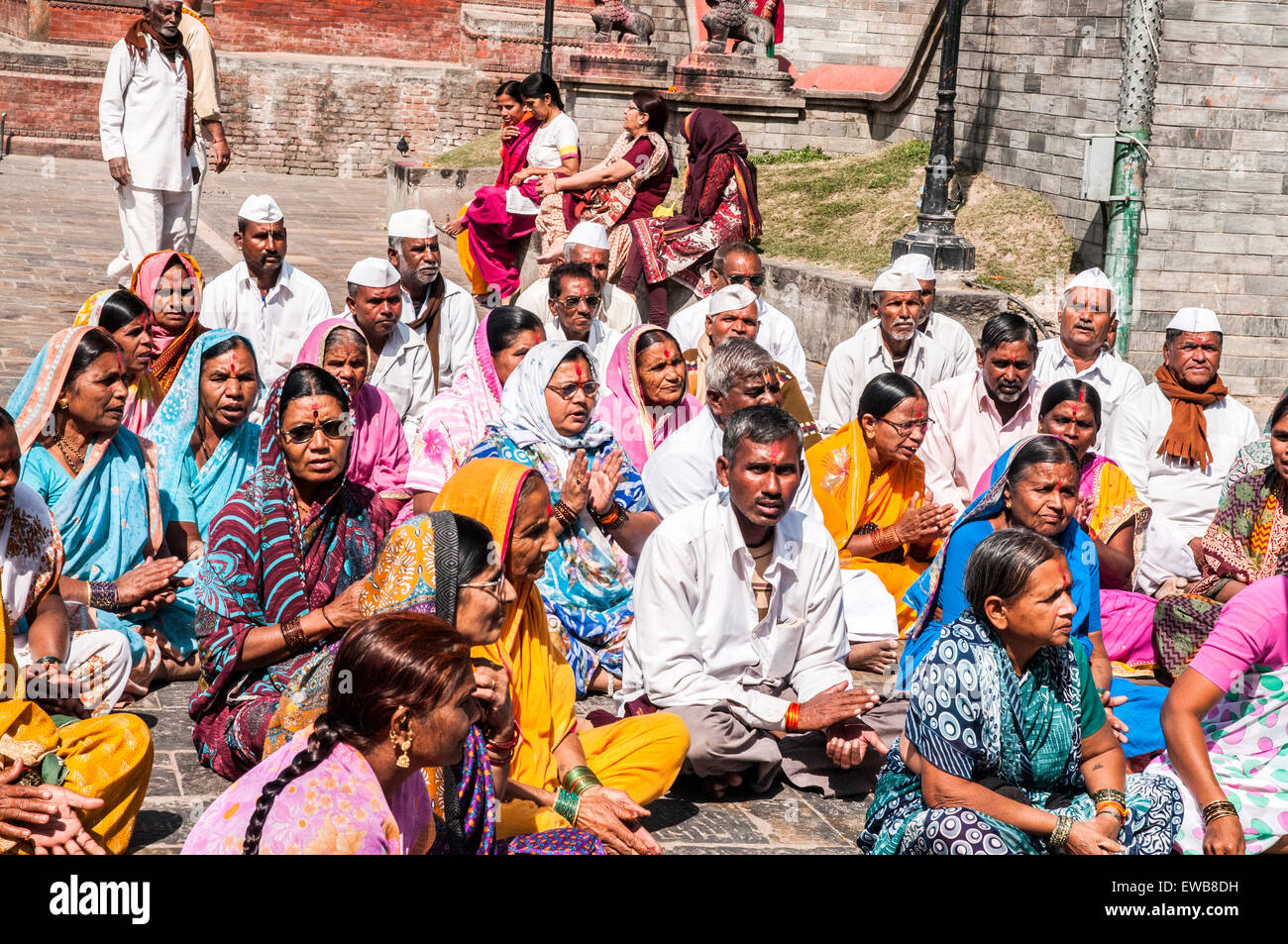 Lors d'un deuil funérailles hindoues au temple de Pashupatinath, un temple hindou situé sur les rives de la rivière Bagmati. Katmandou, Népal Banque D'Images