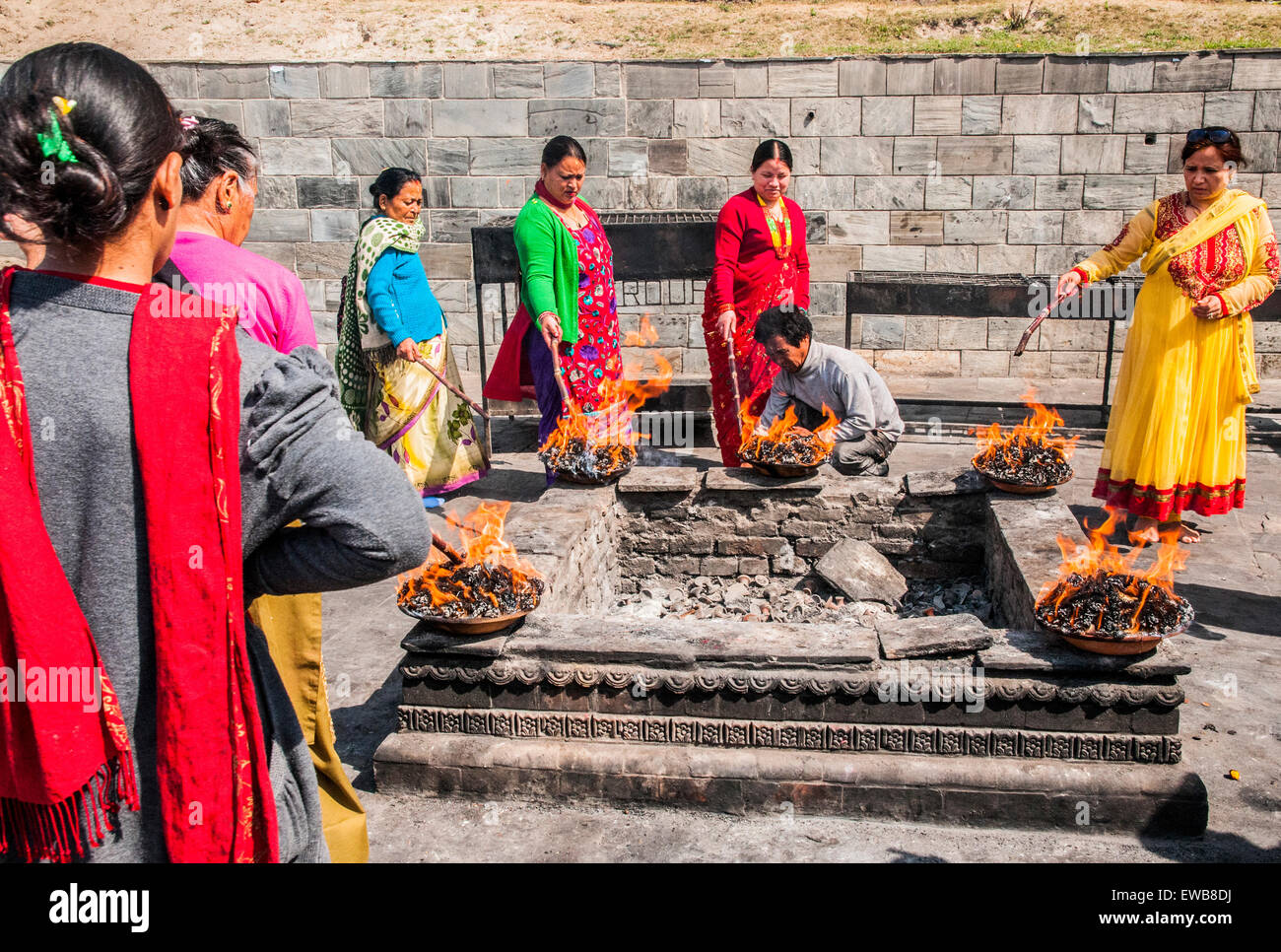 Un bûcher pour un funérailles hindoues au temple de Pashupatinath, un temple hindou situé sur les rives de la rivière Bagmati. Katmandou, Népal Banque D'Images