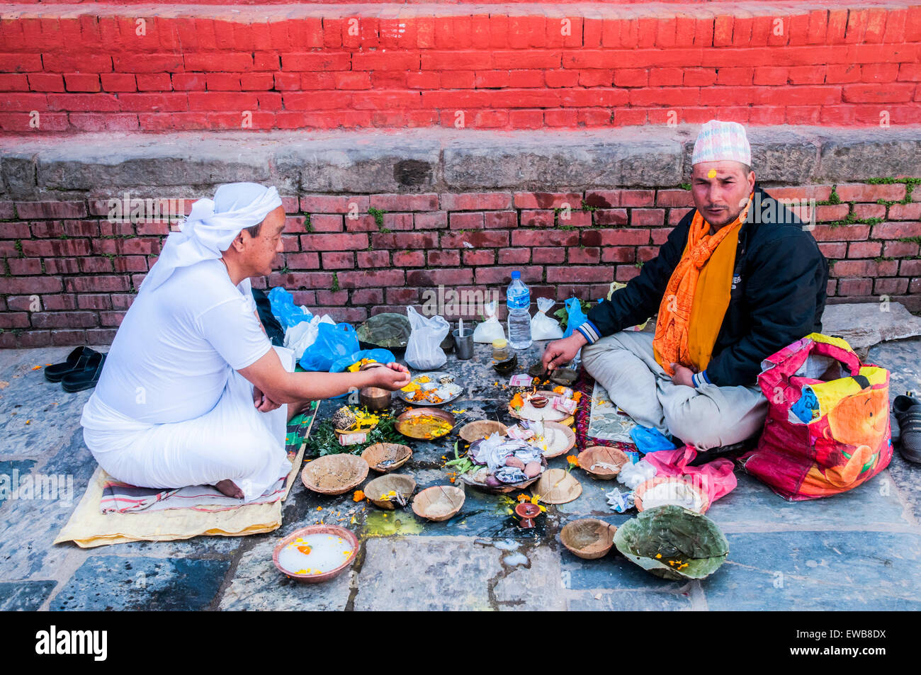 Une funérailles hindoues au temple de Pashupatinath, un temple hindou situé sur les rives de la rivière Bagmati. Katmandou, Népal Banque D'Images Une funérailles hindoues au temple de Pashupatinath, un temple hindou situé sur les rives de la rivière Bagmati. Katmandou, Népal Banque D'Images
