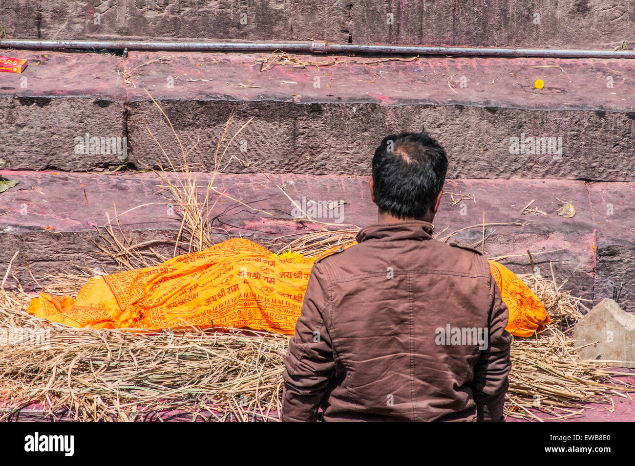 Une funérailles hindoues au temple de Pashupatinath, un temple hindou situé sur les rives de la rivière Bagmati. Katmandou, Népal Banque D'Images