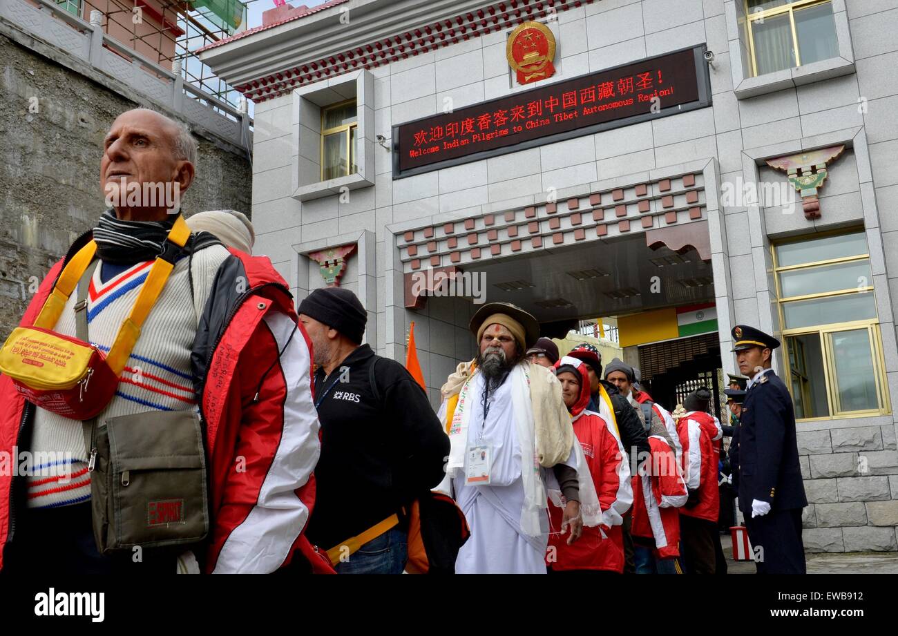Yadong, Chine. 22 Juin, 2015. Les ressortissants indiens queue pour entrer dans la région autonome du Tibet, au sud-ouest de la Chine, via Col Nathu La le 22 juin 2015. Chine le lundi a ouvert une nouvelle route le long du col Nathu La Himalaya pour les pèlerins de l'Inde voyager au Tibet, afin de promouvoir davantage les échanges religieux entre les deux pays. Les ressortissants indiens ont fait le pèlerinage au Tibet chaque année depuis 1981. La Chine a accueilli près de 80 000 pèlerins indiens dans la dernière décennie seulement. © Purbu Zhaxi/Xinhua/Alamy Live News Banque D'Images